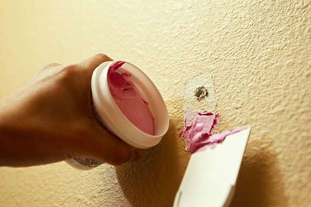 putting-spackling-paste-on-a-drywall-hole