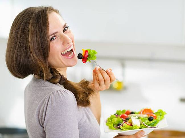 woman-eating-salad