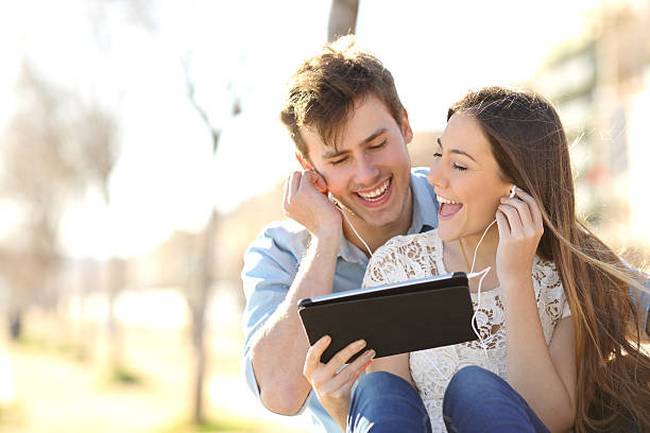 couple-sharing-music-and-singing-with-a-tablet