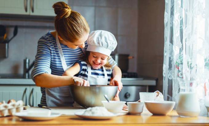 mother-daughter-baking
