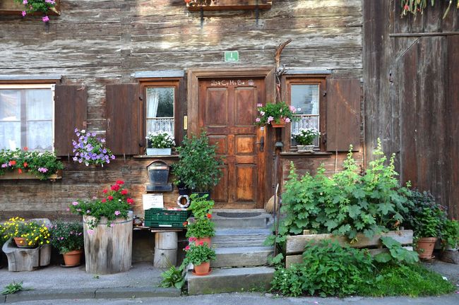 farmhouse-summer-holiday-wooden-door